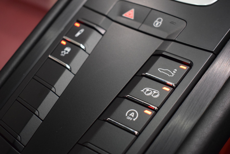 ポルシェ 911(Type991.2) カレラGTS スポーツクロノPKG 1オーナー 正規D車 エントリーD フルレザーインテリア ボルドーレッド&ブラックレザー ベンチレーター PCMナビ Bカメラ 20AW 2年保証