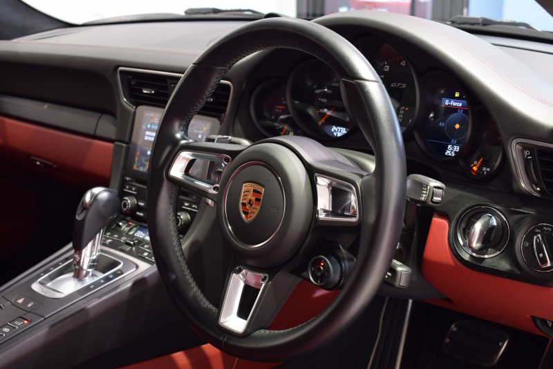 ポルシェ 911(Type991.2) カレラGTS スポーツクロノPKG 1オーナー 正規D車 エントリーD フルレザーインテリア ボルドーレッド&ブラックレザー ベンチレーター PCMナビ Bカメラ 20AW 2年保証