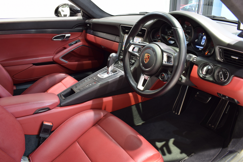 ポルシェ 911(Type991.2) カレラGTS スポーツクロノPKG 1オーナー 正規D車 エントリーD フルレザーインテリア ボルドーレッド&ブラックレザー ベンチレーター PCMナビ Bカメラ 20AW 2年保証