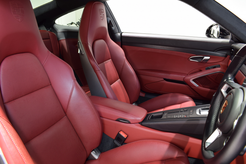 ポルシェ 911(Type991.2) カレラGTS スポーツクロノPKG 1オーナー 正規D車 エントリーD フルレザーインテリア ボルドーレッド&ブラックレザー ベンチレーター PCMナビ Bカメラ 20AW 2年保証