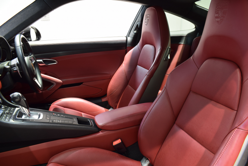 ポルシェ 911(Type991.2) カレラGTS スポーツクロノPKG 1オーナー 正規D車 エントリーD フルレザーインテリア ボルドーレッド&ブラックレザー ベンチレーター PCMナビ Bカメラ 20AW 2年保証