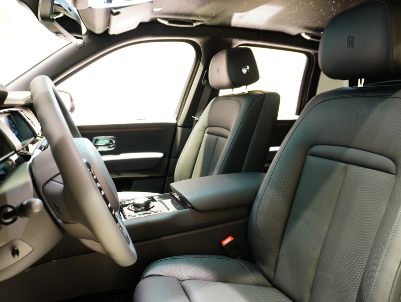 ロールスロイス カリナン 6.75 4WD Black Badge　正規D車 左H Starlight Headliner ACC 黒革 ｼｰﾄﾋｰﾀｰ&ﾍﾞﾝﾁﾚｰﾀｰ 純正HDDﾅﾋﾞTV 360ｶﾒﾗ RR刺繍 ﾗﾑｳｰﾙﾌﾛｱﾏｯﾄ 専用22ｲﾝﾁAW