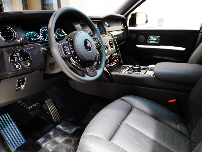 ロールスロイス カリナン 6.75 4WD Black Badge　正規D車 左H Starlight Headliner ACC 黒革 ｼｰﾄﾋｰﾀｰ&ﾍﾞﾝﾁﾚｰﾀｰ 純正HDDﾅﾋﾞTV 360ｶﾒﾗ RR刺繍 ﾗﾑｳｰﾙﾌﾛｱﾏｯﾄ 専用22ｲﾝﾁAW