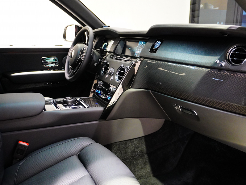 ロールスロイス カリナン 6.75 4WD Black Badge　正規D車 左H Starlight Headliner ACC 黒革 ｼｰﾄﾋｰﾀｰ&ﾍﾞﾝﾁﾚｰﾀｰ 純正HDDﾅﾋﾞTV 360ｶﾒﾗ RR刺繍 ﾗﾑｳｰﾙﾌﾛｱﾏｯﾄ 専用22ｲﾝﾁAW