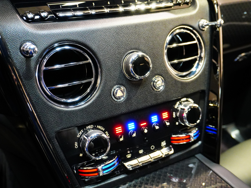 ロールスロイス カリナン 6.75 4WD Black Badge　正規D車 左H Starlight Headliner ACC 黒革 ｼｰﾄﾋｰﾀｰ&ﾍﾞﾝﾁﾚｰﾀｰ 純正HDDﾅﾋﾞTV 360ｶﾒﾗ RR刺繍 ﾗﾑｳｰﾙﾌﾛｱﾏｯﾄ 専用22ｲﾝﾁAW