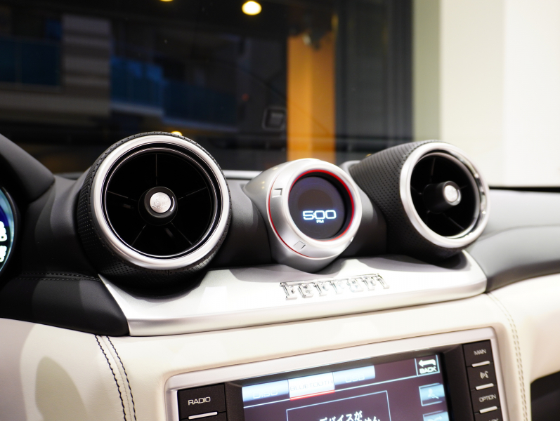 フェラーリ カリフォルニアT F1 DCT　正規D車 左H 希少OPｶﾗｰ ﾎﾜｲﾄﾚｻﾞｰ&ﾌﾞﾗｯｸｽﾃｯﾁ 純正ﾅﾋﾞ ｶｰﾎﾞﾝLEDｽﾃｱ ｽﾎﾟｰﾂｴｷｿﾞｰｽﾄ Bｶﾒﾗ 電格ﾐﾗｰ OP鍛造20AW