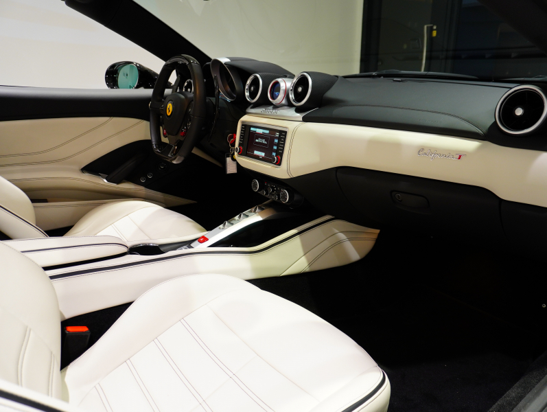 フェラーリ カリフォルニアT F1 DCT　正規D車 左H 希少OPｶﾗｰ ﾎﾜｲﾄﾚｻﾞｰ&ﾌﾞﾗｯｸｽﾃｯﾁ 純正ﾅﾋﾞ ｶｰﾎﾞﾝLEDｽﾃｱ ｽﾎﾟｰﾂｴｷｿﾞｰｽﾄ Bｶﾒﾗ 電格ﾐﾗｰ OP鍛造20AW