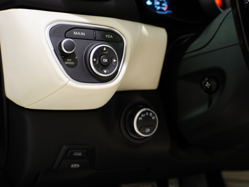 フェラーリ カリフォルニアT F1 DCT　正規D車 左H 希少OPｶﾗｰ ﾎﾜｲﾄﾚｻﾞｰ&ﾌﾞﾗｯｸｽﾃｯﾁ 純正ﾅﾋﾞ ｶｰﾎﾞﾝLEDｽﾃｱ ｽﾎﾟｰﾂｴｷｿﾞｰｽﾄ Bｶﾒﾗ 電格ﾐﾗｰ OP鍛造20AW