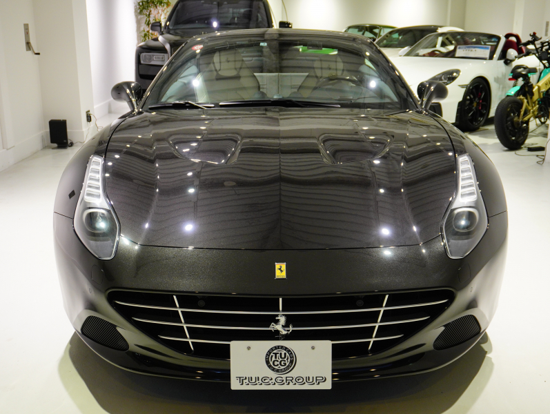 フェラーリ カリフォルニアT F1 DCT　正規D車 左H 希少OPｶﾗｰ ﾎﾜｲﾄﾚｻﾞｰ&ﾌﾞﾗｯｸｽﾃｯﾁ 純正ﾅﾋﾞ ｶｰﾎﾞﾝLEDｽﾃｱ ｽﾎﾟｰﾂｴｷｿﾞｰｽﾄ Bｶﾒﾗ 電格ﾐﾗｰ OP鍛造20AW