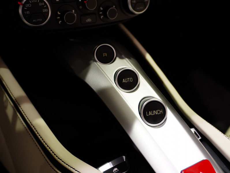 フェラーリ カリフォルニアT F1 DCT　正規D車 左H 希少OPｶﾗｰ ﾎﾜｲﾄﾚｻﾞｰ&ﾌﾞﾗｯｸｽﾃｯﾁ 純正ﾅﾋﾞ ｶｰﾎﾞﾝLEDｽﾃｱ ｽﾎﾟｰﾂｴｷｿﾞｰｽﾄ Bｶﾒﾗ 電格ﾐﾗｰ OP鍛造20AW