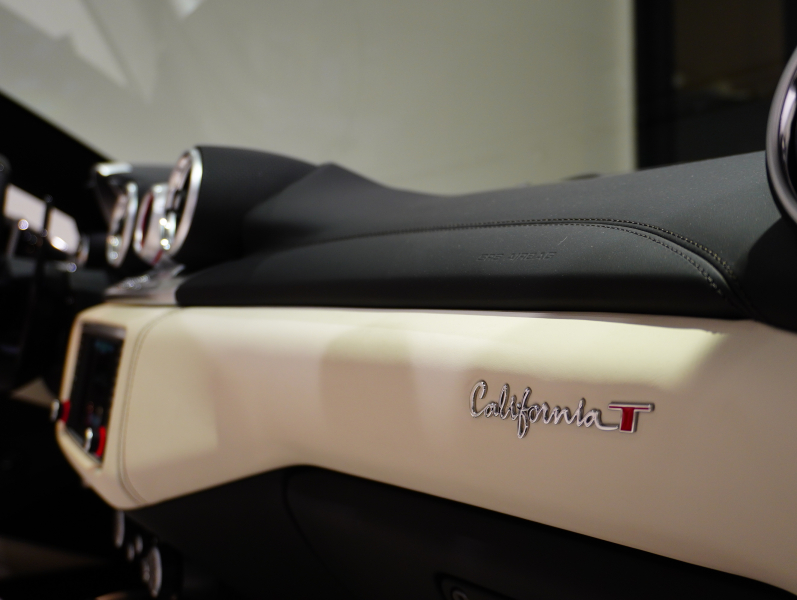 フェラーリ カリフォルニアT F1 DCT　正規D車 左H 希少OPｶﾗｰ ﾎﾜｲﾄﾚｻﾞｰ&ﾌﾞﾗｯｸｽﾃｯﾁ 純正ﾅﾋﾞ ｶｰﾎﾞﾝLEDｽﾃｱ ｽﾎﾟｰﾂｴｷｿﾞｰｽﾄ Bｶﾒﾗ 電格ﾐﾗｰ OP鍛造20AW