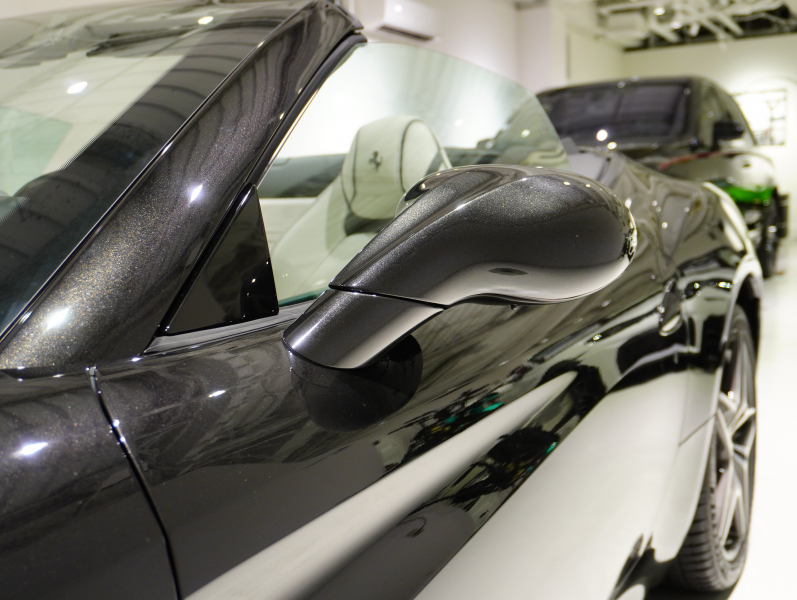 フェラーリ カリフォルニアT F1 DCT　正規D車 左H 希少OPｶﾗｰ ﾎﾜｲﾄﾚｻﾞｰ&ﾌﾞﾗｯｸｽﾃｯﾁ 純正ﾅﾋﾞ ｶｰﾎﾞﾝLEDｽﾃｱ ｽﾎﾟｰﾂｴｷｿﾞｰｽﾄ Bｶﾒﾗ 電格ﾐﾗｰ OP鍛造20AW