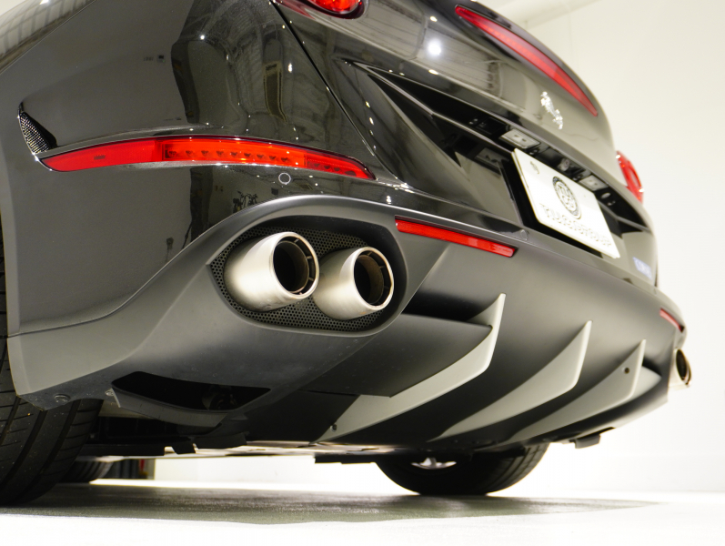 フェラーリ カリフォルニアT F1 DCT　正規D車 左H 希少OPｶﾗｰ ﾎﾜｲﾄﾚｻﾞｰ&ﾌﾞﾗｯｸｽﾃｯﾁ 純正ﾅﾋﾞ ｶｰﾎﾞﾝLEDｽﾃｱ ｽﾎﾟｰﾂｴｷｿﾞｰｽﾄ Bｶﾒﾗ 電格ﾐﾗｰ OP鍛造20AW