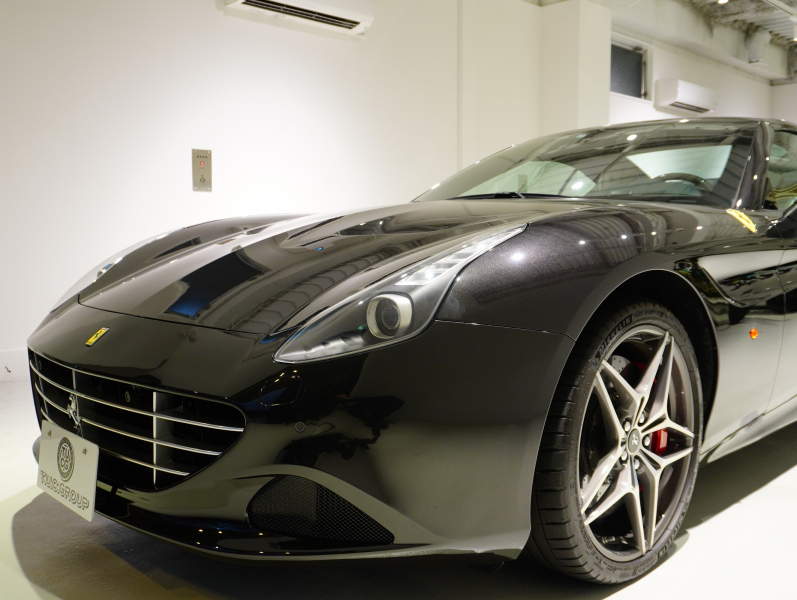 フェラーリ カリフォルニアT F1 DCT　正規D車 左H 希少OPｶﾗｰ ﾎﾜｲﾄﾚｻﾞｰ&ﾌﾞﾗｯｸｽﾃｯﾁ 純正ﾅﾋﾞ ｶｰﾎﾞﾝLEDｽﾃｱ ｽﾎﾟｰﾂｴｷｿﾞｰｽﾄ Bｶﾒﾗ 電格ﾐﾗｰ OP鍛造20AW