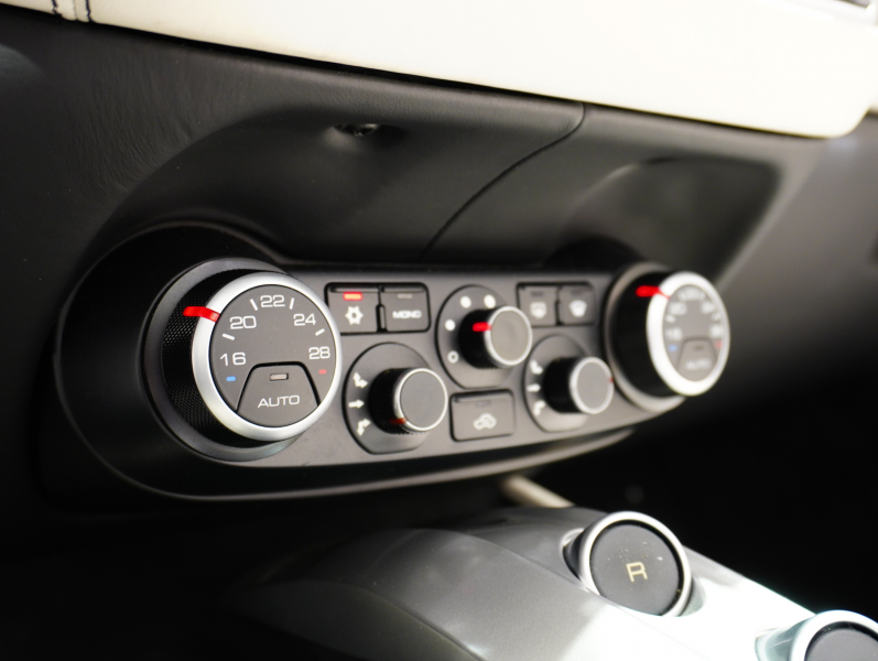 フェラーリ カリフォルニアT F1 DCT　正規D車 左H 希少OPｶﾗｰ ﾎﾜｲﾄﾚｻﾞｰ&ﾌﾞﾗｯｸｽﾃｯﾁ 純正ﾅﾋﾞ ｶｰﾎﾞﾝLEDｽﾃｱ ｽﾎﾟｰﾂｴｷｿﾞｰｽﾄ Bｶﾒﾗ 電格ﾐﾗｰ OP鍛造20AW