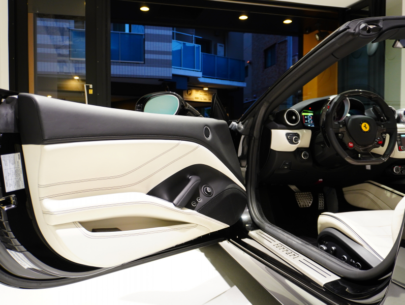 フェラーリ カリフォルニアT F1 DCT　正規D車 左H 希少OPｶﾗｰ ﾎﾜｲﾄﾚｻﾞｰ&ﾌﾞﾗｯｸｽﾃｯﾁ 純正ﾅﾋﾞ ｶｰﾎﾞﾝLEDｽﾃｱ ｽﾎﾟｰﾂｴｷｿﾞｰｽﾄ Bｶﾒﾗ 電格ﾐﾗｰ OP鍛造20AW