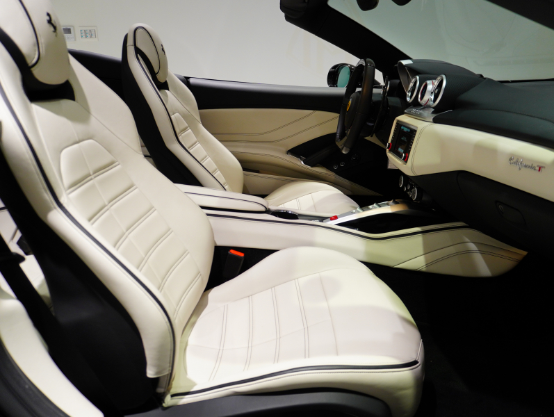 フェラーリ カリフォルニアT F1 DCT　正規D車 左H 希少OPｶﾗｰ ﾎﾜｲﾄﾚｻﾞｰ&ﾌﾞﾗｯｸｽﾃｯﾁ 純正ﾅﾋﾞ ｶｰﾎﾞﾝLEDｽﾃｱ ｽﾎﾟｰﾂｴｷｿﾞｰｽﾄ Bｶﾒﾗ 電格ﾐﾗｰ OP鍛造20AW