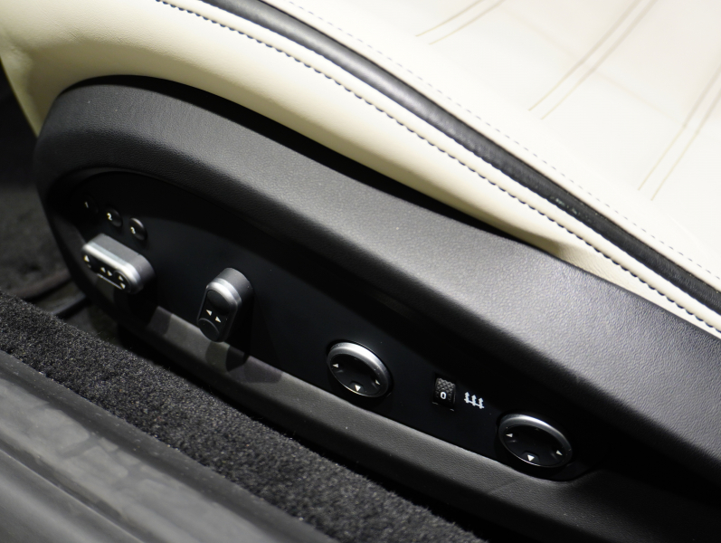 フェラーリ カリフォルニアT F1 DCT　正規D車 左H 希少OPｶﾗｰ ﾎﾜｲﾄﾚｻﾞｰ&ﾌﾞﾗｯｸｽﾃｯﾁ 純正ﾅﾋﾞ ｶｰﾎﾞﾝLEDｽﾃｱ ｽﾎﾟｰﾂｴｷｿﾞｰｽﾄ Bｶﾒﾗ 電格ﾐﾗｰ OP鍛造20AW