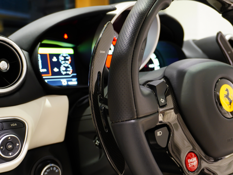 フェラーリ カリフォルニアT F1 DCT　正規D車 左H 希少OPｶﾗｰ ﾎﾜｲﾄﾚｻﾞｰ&ﾌﾞﾗｯｸｽﾃｯﾁ 純正ﾅﾋﾞ ｶｰﾎﾞﾝLEDｽﾃｱ ｽﾎﾟｰﾂｴｷｿﾞｰｽﾄ Bｶﾒﾗ 電格ﾐﾗｰ OP鍛造20AW