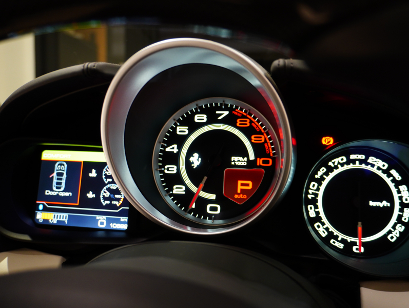 フェラーリ カリフォルニアT F1 DCT　正規D車 左H 希少OPｶﾗｰ ﾎﾜｲﾄﾚｻﾞｰ&ﾌﾞﾗｯｸｽﾃｯﾁ 純正ﾅﾋﾞ ｶｰﾎﾞﾝLEDｽﾃｱ ｽﾎﾟｰﾂｴｷｿﾞｰｽﾄ Bｶﾒﾗ 電格ﾐﾗｰ OP鍛造20AW