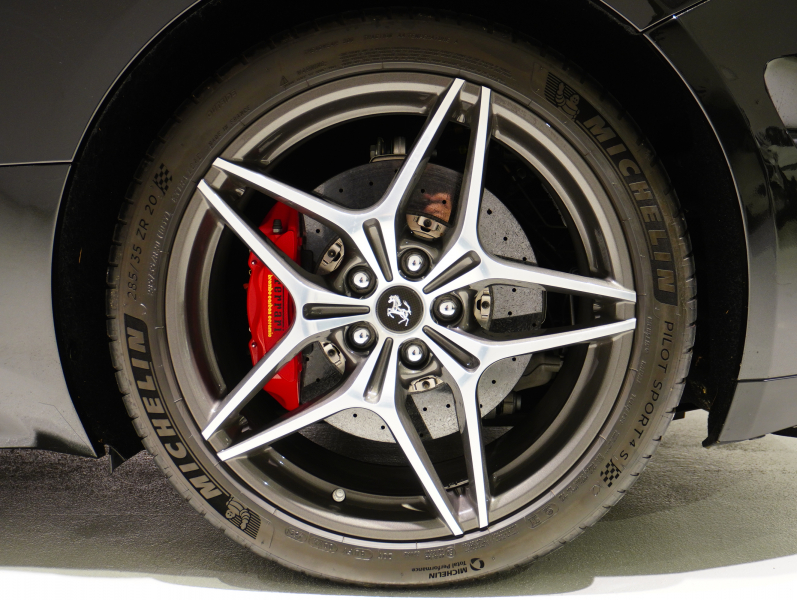 フェラーリ カリフォルニアT F1 DCT　正規D車 左H 希少OPｶﾗｰ ﾎﾜｲﾄﾚｻﾞｰ&ﾌﾞﾗｯｸｽﾃｯﾁ 純正ﾅﾋﾞ ｶｰﾎﾞﾝLEDｽﾃｱ ｽﾎﾟｰﾂｴｷｿﾞｰｽﾄ Bｶﾒﾗ 電格ﾐﾗｰ OP鍛造20AW