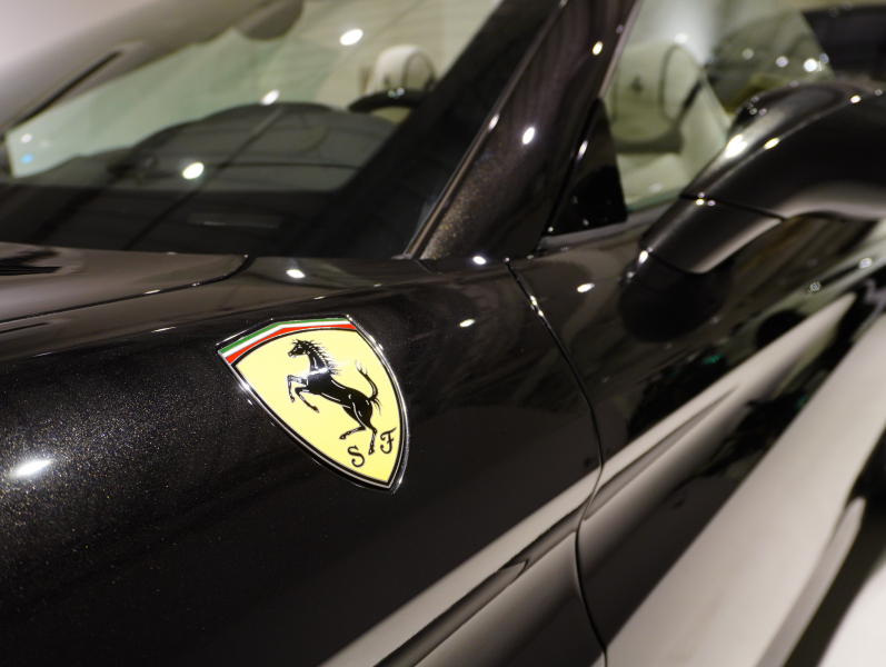 フェラーリ カリフォルニアT F1 DCT　正規D車 左H 希少OPｶﾗｰ ﾎﾜｲﾄﾚｻﾞｰ&ﾌﾞﾗｯｸｽﾃｯﾁ 純正ﾅﾋﾞ ｶｰﾎﾞﾝLEDｽﾃｱ ｽﾎﾟｰﾂｴｷｿﾞｰｽﾄ Bｶﾒﾗ 電格ﾐﾗｰ OP鍛造20AW