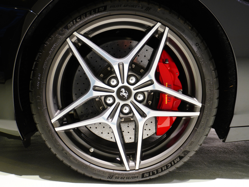 フェラーリ カリフォルニアT F1 DCT　正規D車 左H 希少OPｶﾗｰ ﾎﾜｲﾄﾚｻﾞｰ&ﾌﾞﾗｯｸｽﾃｯﾁ 純正ﾅﾋﾞ ｶｰﾎﾞﾝLEDｽﾃｱ ｽﾎﾟｰﾂｴｷｿﾞｰｽﾄ Bｶﾒﾗ 電格ﾐﾗｰ OP鍛造20AW