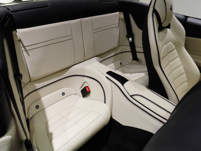 フェラーリ カリフォルニアT F1 DCT　正規D車 左H 希少OPｶﾗｰ ﾎﾜｲﾄﾚｻﾞｰ&ﾌﾞﾗｯｸｽﾃｯﾁ 純正ﾅﾋﾞ ｶｰﾎﾞﾝLEDｽﾃｱ ｽﾎﾟｰﾂｴｷｿﾞｰｽﾄ Bｶﾒﾗ 電格ﾐﾗｰ OP鍛造20AW