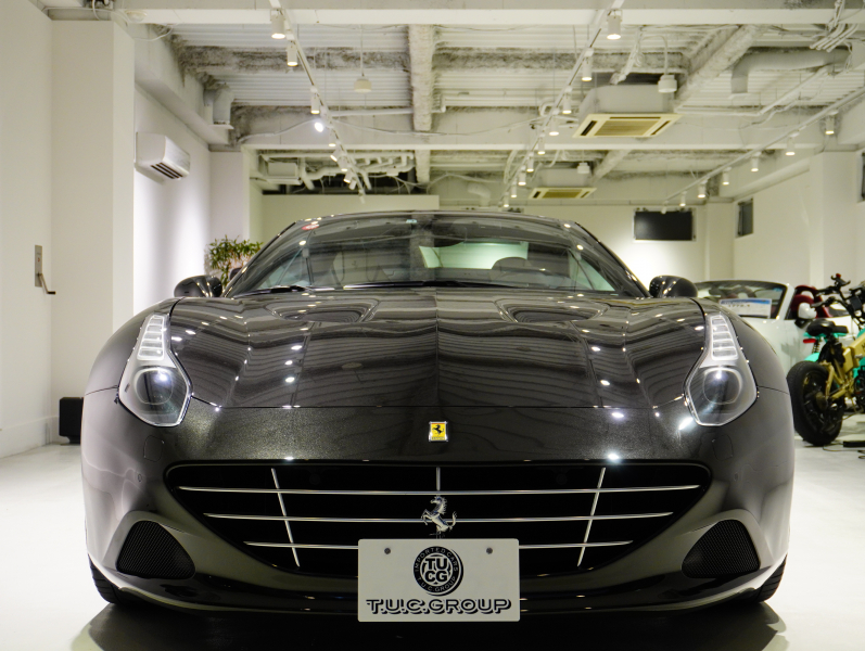 フェラーリ カリフォルニアT F1 DCT　正規D車 左H 希少OPｶﾗｰ ﾎﾜｲﾄﾚｻﾞｰ&ﾌﾞﾗｯｸｽﾃｯﾁ 純正ﾅﾋﾞ ｶｰﾎﾞﾝLEDｽﾃｱ ｽﾎﾟｰﾂｴｷｿﾞｰｽﾄ Bｶﾒﾗ 電格ﾐﾗｰ OP鍛造20AW