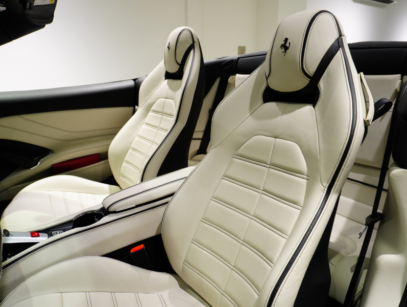 フェラーリ カリフォルニアT F1 DCT　正規D車 左H 希少OPｶﾗｰ ﾎﾜｲﾄﾚｻﾞｰ&ﾌﾞﾗｯｸｽﾃｯﾁ 純正ﾅﾋﾞ ｶｰﾎﾞﾝLEDｽﾃｱ ｽﾎﾟｰﾂｴｷｿﾞｰｽﾄ Bｶﾒﾗ 電格ﾐﾗｰ OP鍛造20AW