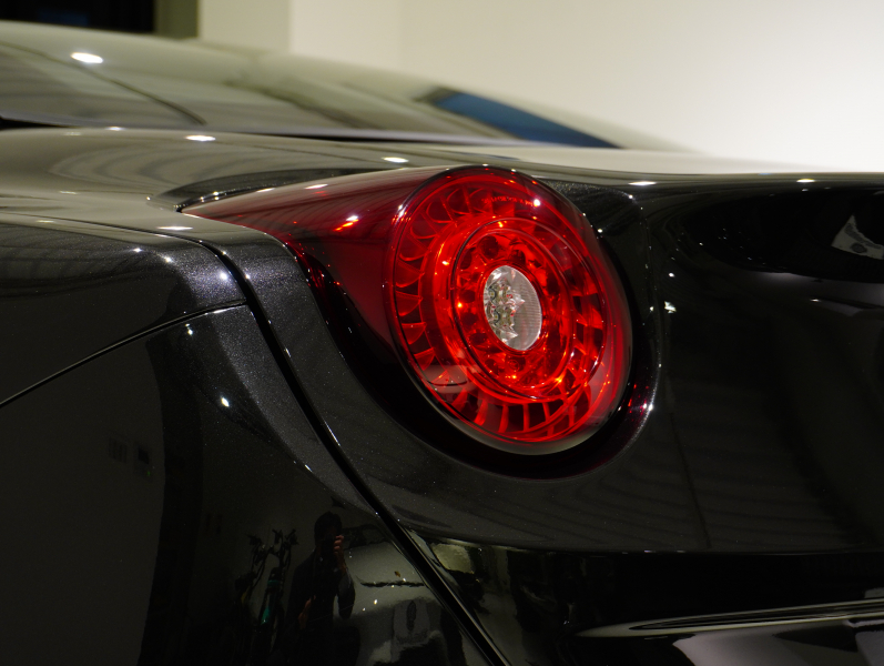 フェラーリ カリフォルニアT F1 DCT　正規D車 左H 希少OPｶﾗｰ ﾎﾜｲﾄﾚｻﾞｰ&ﾌﾞﾗｯｸｽﾃｯﾁ 純正ﾅﾋﾞ ｶｰﾎﾞﾝLEDｽﾃｱ ｽﾎﾟｰﾂｴｷｿﾞｰｽﾄ Bｶﾒﾗ 電格ﾐﾗｰ OP鍛造20AW