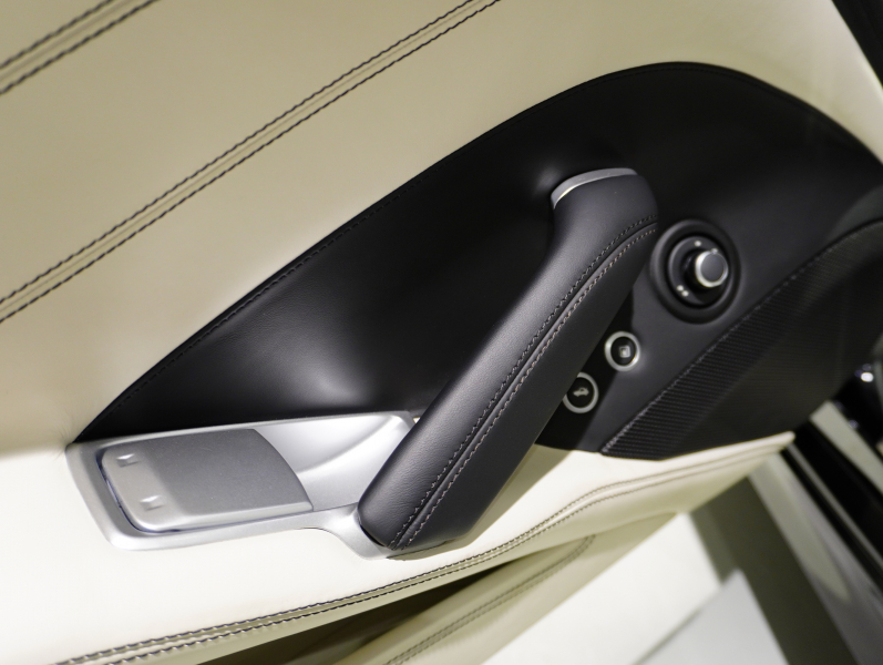 フェラーリ カリフォルニアT F1 DCT　正規D車 左H 希少OPｶﾗｰ ﾎﾜｲﾄﾚｻﾞｰ&ﾌﾞﾗｯｸｽﾃｯﾁ 純正ﾅﾋﾞ ｶｰﾎﾞﾝLEDｽﾃｱ ｽﾎﾟｰﾂｴｷｿﾞｰｽﾄ Bｶﾒﾗ 電格ﾐﾗｰ OP鍛造20AW