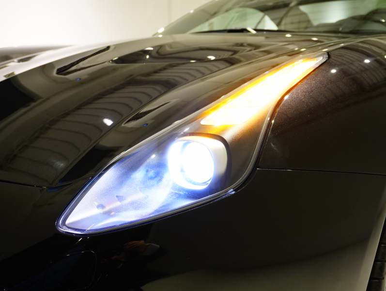 フェラーリ カリフォルニアT F1 DCT　正規D車 左H 希少OPｶﾗｰ ﾎﾜｲﾄﾚｻﾞｰ&ﾌﾞﾗｯｸｽﾃｯﾁ 純正ﾅﾋﾞ ｶｰﾎﾞﾝLEDｽﾃｱ ｽﾎﾟｰﾂｴｷｿﾞｰｽﾄ Bｶﾒﾗ 電格ﾐﾗｰ OP鍛造20AW