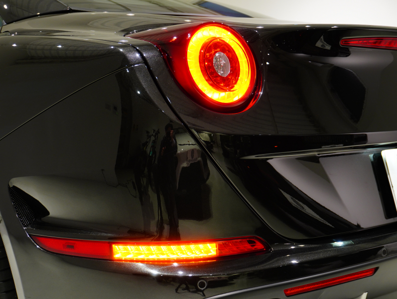 フェラーリ カリフォルニアT F1 DCT　正規D車 左H 希少OPｶﾗｰ ﾎﾜｲﾄﾚｻﾞｰ&ﾌﾞﾗｯｸｽﾃｯﾁ 純正ﾅﾋﾞ ｶｰﾎﾞﾝLEDｽﾃｱ ｽﾎﾟｰﾂｴｷｿﾞｰｽﾄ Bｶﾒﾗ 電格ﾐﾗｰ OP鍛造20AW