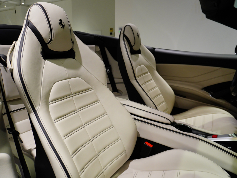 フェラーリ カリフォルニアT F1 DCT　正規D車 左H 希少OPｶﾗｰ ﾎﾜｲﾄﾚｻﾞｰ&ﾌﾞﾗｯｸｽﾃｯﾁ 純正ﾅﾋﾞ ｶｰﾎﾞﾝLEDｽﾃｱ ｽﾎﾟｰﾂｴｷｿﾞｰｽﾄ Bｶﾒﾗ 電格ﾐﾗｰ OP鍛造20AW