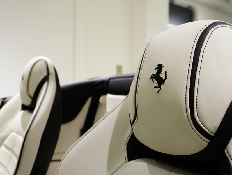 フェラーリ カリフォルニアT F1 DCT　正規D車 左H 希少OPｶﾗｰ ﾎﾜｲﾄﾚｻﾞｰ&ﾌﾞﾗｯｸｽﾃｯﾁ 純正ﾅﾋﾞ ｶｰﾎﾞﾝLEDｽﾃｱ ｽﾎﾟｰﾂｴｷｿﾞｰｽﾄ Bｶﾒﾗ 電格ﾐﾗｰ OP鍛造20AW