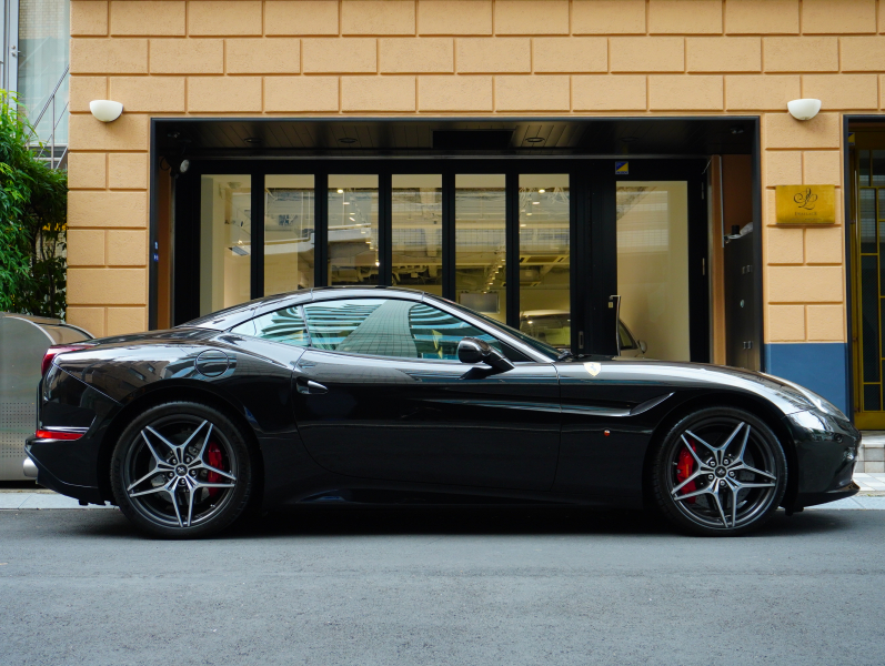 フェラーリ カリフォルニアT F1 DCT　正規D車 左H 希少OPｶﾗｰ ﾎﾜｲﾄﾚｻﾞｰ&ﾌﾞﾗｯｸｽﾃｯﾁ 純正ﾅﾋﾞ ｶｰﾎﾞﾝLEDｽﾃｱ ｽﾎﾟｰﾂｴｷｿﾞｰｽﾄ Bｶﾒﾗ 電格ﾐﾗｰ OP鍛造20AW