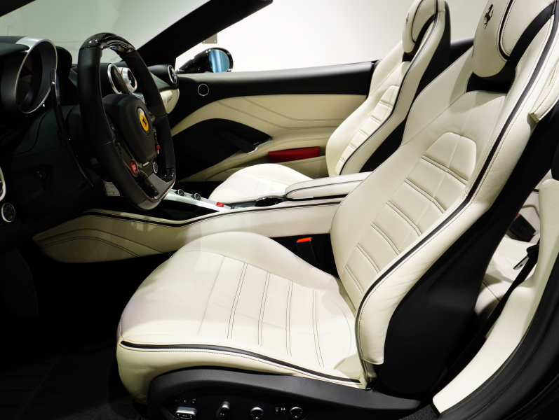 フェラーリ カリフォルニアT F1 DCT　正規D車 左H 希少OPｶﾗｰ ﾎﾜｲﾄﾚｻﾞｰ&ﾌﾞﾗｯｸｽﾃｯﾁ 純正ﾅﾋﾞ ｶｰﾎﾞﾝLEDｽﾃｱ ｽﾎﾟｰﾂｴｷｿﾞｰｽﾄ Bｶﾒﾗ 電格ﾐﾗｰ OP鍛造20AW