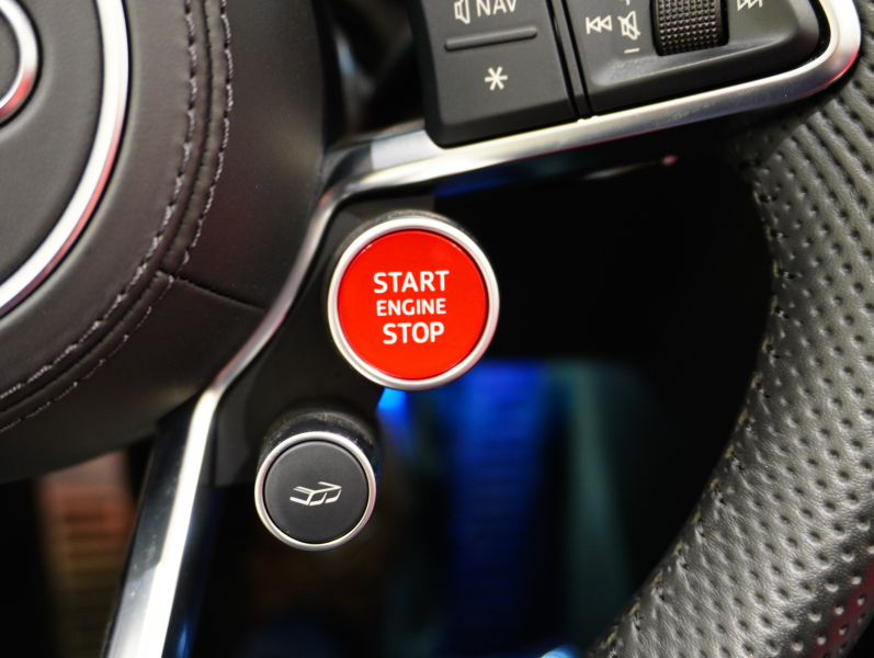 アウディ R8 ｽﾊﾟｲﾀﾞｰ 5.2 FSI V10 Quattro　正規D車 左H ﾚｯﾄﾞﾌｧｲﾝﾅｯﾊﾟﾚｻﾞｰｽﾎﾟｰﾂｼｰﾄ ﾌﾙﾚｻﾞｰﾄﾘﾑ 純正MMIﾅﾋﾞ ﾊﾞｰﾁｬﾙｺｯｸﾋﾟｯﾄ OP20ｲﾝﾁAW　2年保証