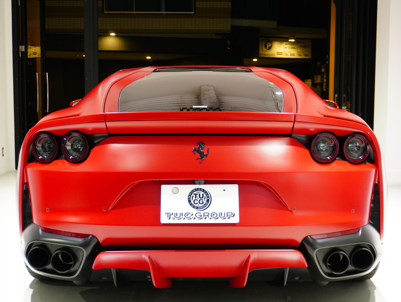 フェラーリ 812 スーパーファスト F1 DCT　正規D車 左H ｶｰﾎﾞﾝﾌｧｲﾊﾞｰﾄﾞﾗｲﾊﾞｰｿﾞｰﾝ+LEDｽﾃｱﾘﾝｸﾞ ｻｽﾍﾟﾝｼｮﾝﾘﾌﾀｰ ﾌﾙ電動ﾃﾞｲﾄﾅｼｰﾄ 純正ﾅﾋﾞ ﾊﾟｰｷﾝｸﾞｶﾒﾗ ｶｰﾎﾞﾝｲﾝﾃﾘｱ ﾊﾟｯｾﾝｼﾞｬｰﾃﾞｨｽﾌﾟﾚｲ 鍛造20AW ﾏｯﾄPPF