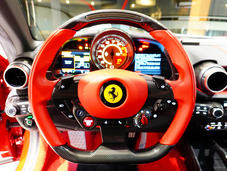 フェラーリ 812 スーパーファスト F1 DCT　正規D車 左H ｶｰﾎﾞﾝﾌｧｲﾊﾞｰﾄﾞﾗｲﾊﾞｰｿﾞｰﾝ+LEDｽﾃｱﾘﾝｸﾞ ｻｽﾍﾟﾝｼｮﾝﾘﾌﾀｰ ﾌﾙ電動ﾃﾞｲﾄﾅｼｰﾄ 純正ﾅﾋﾞ ﾊﾟｰｷﾝｸﾞｶﾒﾗ ｶｰﾎﾞﾝｲﾝﾃﾘｱ ﾊﾟｯｾﾝｼﾞｬｰﾃﾞｨｽﾌﾟﾚｲ 鍛造20AW ﾏｯﾄPPF