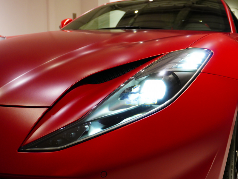 フェラーリ 812 スーパーファスト F1 DCT　正規D車 左H ｶｰﾎﾞﾝﾌｧｲﾊﾞｰﾄﾞﾗｲﾊﾞｰｿﾞｰﾝ+LEDｽﾃｱﾘﾝｸﾞ ｻｽﾍﾟﾝｼｮﾝﾘﾌﾀｰ ﾌﾙ電動ﾃﾞｲﾄﾅｼｰﾄ 純正ﾅﾋﾞ ﾊﾟｰｷﾝｸﾞｶﾒﾗ ｶｰﾎﾞﾝｲﾝﾃﾘｱ ﾊﾟｯｾﾝｼﾞｬｰﾃﾞｨｽﾌﾟﾚｲ 鍛造20AW ﾏｯﾄPPF