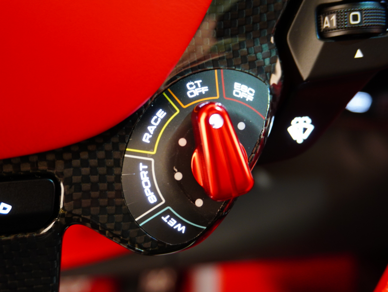 フェラーリ 812 スーパーファスト F1 DCT　正規D車 左H ｶｰﾎﾞﾝﾌｧｲﾊﾞｰﾄﾞﾗｲﾊﾞｰｿﾞｰﾝ+LEDｽﾃｱﾘﾝｸﾞ ｻｽﾍﾟﾝｼｮﾝﾘﾌﾀｰ ﾌﾙ電動ﾃﾞｲﾄﾅｼｰﾄ 純正ﾅﾋﾞ ﾊﾟｰｷﾝｸﾞｶﾒﾗ ｶｰﾎﾞﾝｲﾝﾃﾘｱ ﾊﾟｯｾﾝｼﾞｬｰﾃﾞｨｽﾌﾟﾚｲ 鍛造20AW ﾏｯﾄPPF