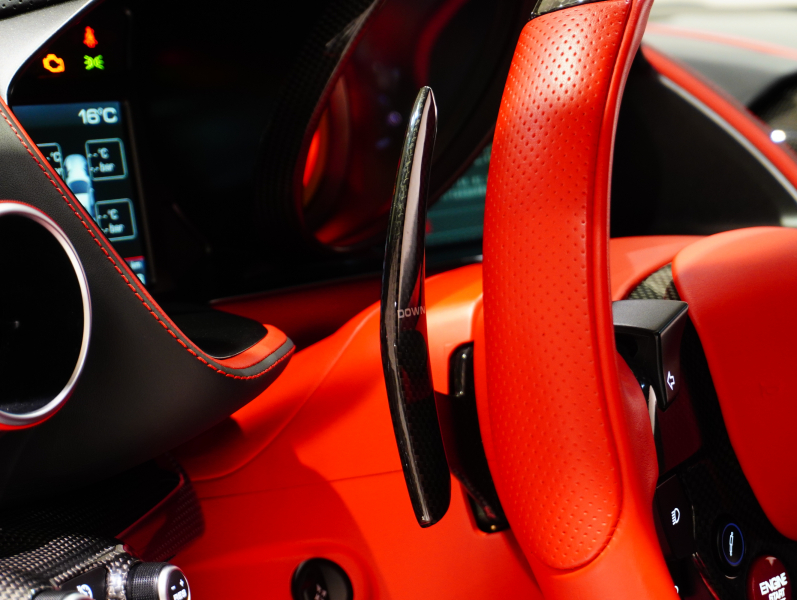 フェラーリ 812 スーパーファスト F1 DCT　正規D車 左H ｶｰﾎﾞﾝﾌｧｲﾊﾞｰﾄﾞﾗｲﾊﾞｰｿﾞｰﾝ+LEDｽﾃｱﾘﾝｸﾞ ｻｽﾍﾟﾝｼｮﾝﾘﾌﾀｰ ﾌﾙ電動ﾃﾞｲﾄﾅｼｰﾄ 純正ﾅﾋﾞ ﾊﾟｰｷﾝｸﾞｶﾒﾗ ｶｰﾎﾞﾝｲﾝﾃﾘｱ ﾊﾟｯｾﾝｼﾞｬｰﾃﾞｨｽﾌﾟﾚｲ 鍛造20AW ﾏｯﾄPPF