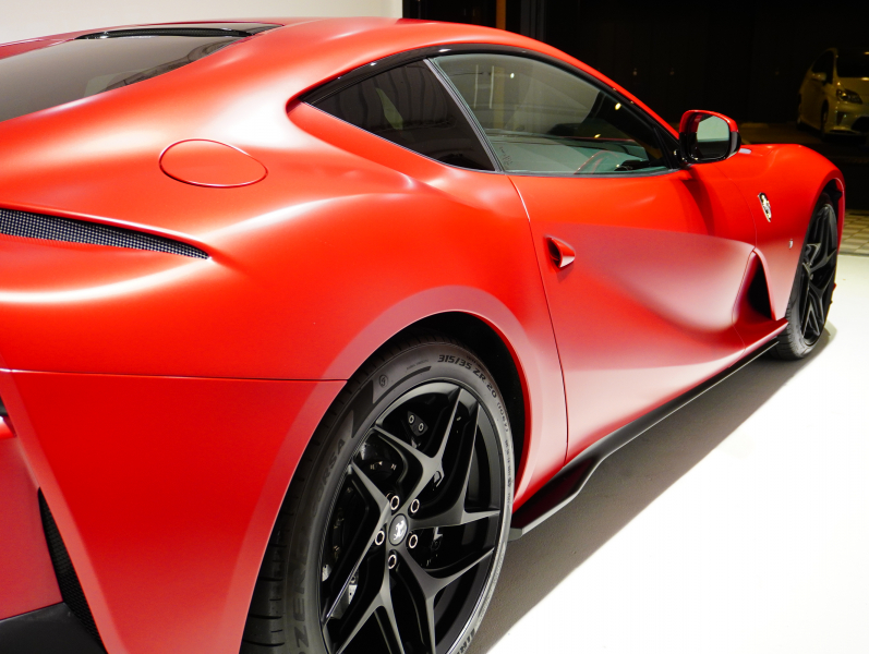 フェラーリ 812 スーパーファスト F1 DCT　正規D車 左H ｶｰﾎﾞﾝﾌｧｲﾊﾞｰﾄﾞﾗｲﾊﾞｰｿﾞｰﾝ+LEDｽﾃｱﾘﾝｸﾞ ｻｽﾍﾟﾝｼｮﾝﾘﾌﾀｰ ﾌﾙ電動ﾃﾞｲﾄﾅｼｰﾄ 純正ﾅﾋﾞ ﾊﾟｰｷﾝｸﾞｶﾒﾗ ｶｰﾎﾞﾝｲﾝﾃﾘｱ ﾊﾟｯｾﾝｼﾞｬｰﾃﾞｨｽﾌﾟﾚｲ 鍛造20AW ﾏｯﾄPPF