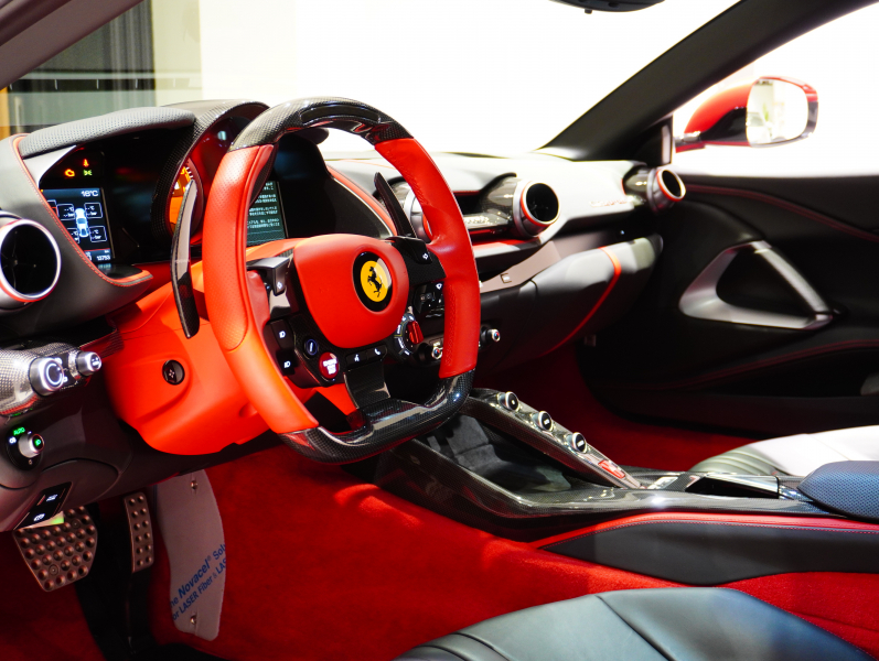 フェラーリ 812 スーパーファスト F1 DCT　正規D車 左H ｶｰﾎﾞﾝﾌｧｲﾊﾞｰﾄﾞﾗｲﾊﾞｰｿﾞｰﾝ+LEDｽﾃｱﾘﾝｸﾞ ｻｽﾍﾟﾝｼｮﾝﾘﾌﾀｰ ﾌﾙ電動ﾃﾞｲﾄﾅｼｰﾄ 純正ﾅﾋﾞ ﾊﾟｰｷﾝｸﾞｶﾒﾗ ｶｰﾎﾞﾝｲﾝﾃﾘｱ ﾊﾟｯｾﾝｼﾞｬｰﾃﾞｨｽﾌﾟﾚｲ 鍛造20AW ﾏｯﾄPPF