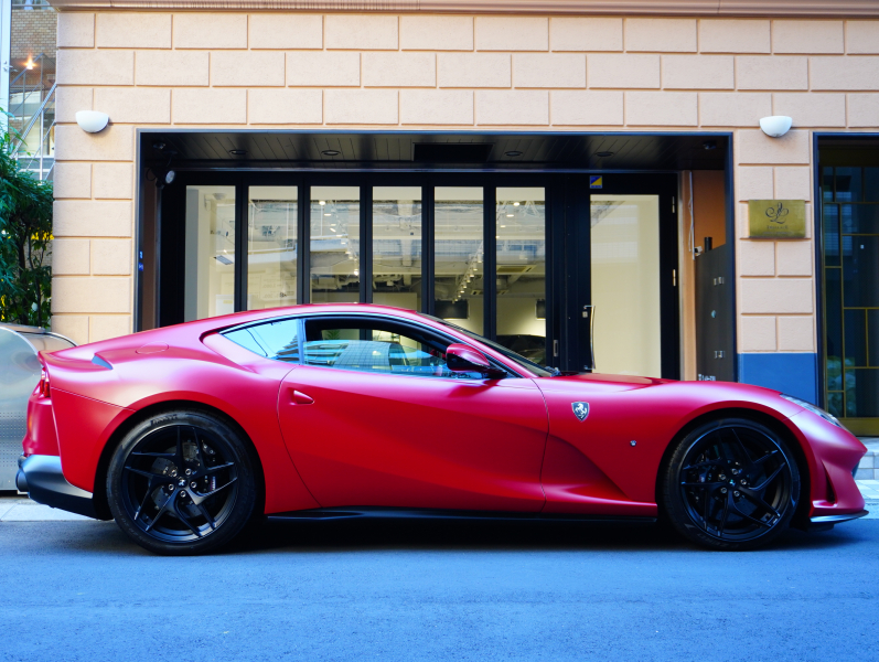 フェラーリ 812 スーパーファスト F1 DCT　正規D車 左H ｶｰﾎﾞﾝﾌｧｲﾊﾞｰﾄﾞﾗｲﾊﾞｰｿﾞｰﾝ+LEDｽﾃｱﾘﾝｸﾞ ｻｽﾍﾟﾝｼｮﾝﾘﾌﾀｰ ﾌﾙ電動ﾃﾞｲﾄﾅｼｰﾄ 純正ﾅﾋﾞ ﾊﾟｰｷﾝｸﾞｶﾒﾗ ｶｰﾎﾞﾝｲﾝﾃﾘｱ ﾊﾟｯｾﾝｼﾞｬｰﾃﾞｨｽﾌﾟﾚｲ 鍛造20AW ﾏｯﾄPPF