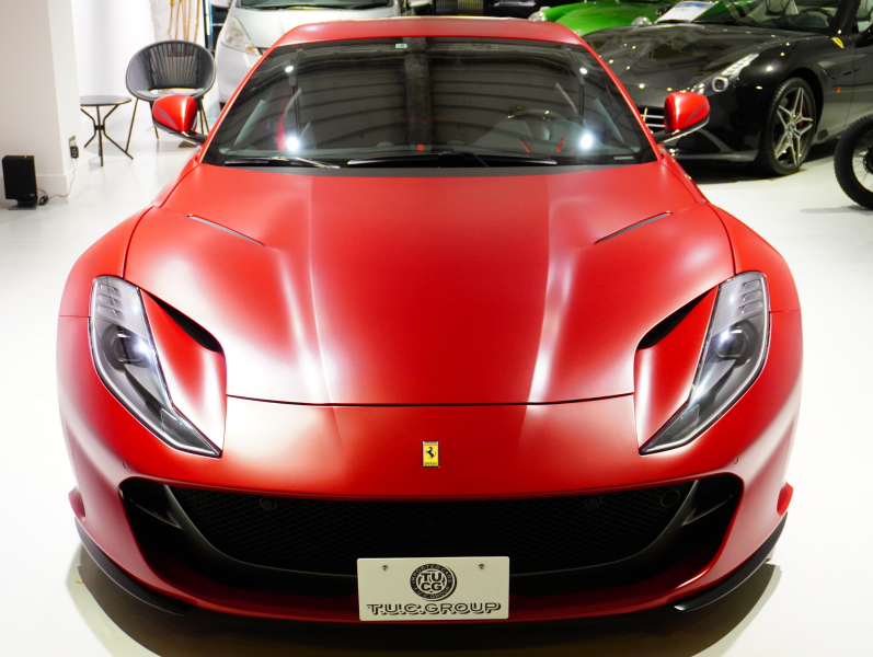 フェラーリ 812 スーパーファスト F1 DCT　正規D車 左H ｶｰﾎﾞﾝﾌｧｲﾊﾞｰﾄﾞﾗｲﾊﾞｰｿﾞｰﾝ+LEDｽﾃｱﾘﾝｸﾞ ｻｽﾍﾟﾝｼｮﾝﾘﾌﾀｰ ﾌﾙ電動ﾃﾞｲﾄﾅｼｰﾄ 純正ﾅﾋﾞ ﾊﾟｰｷﾝｸﾞｶﾒﾗ ｶｰﾎﾞﾝｲﾝﾃﾘｱ ﾊﾟｯｾﾝｼﾞｬｰﾃﾞｨｽﾌﾟﾚｲ 鍛造20AW ﾏｯﾄPPF