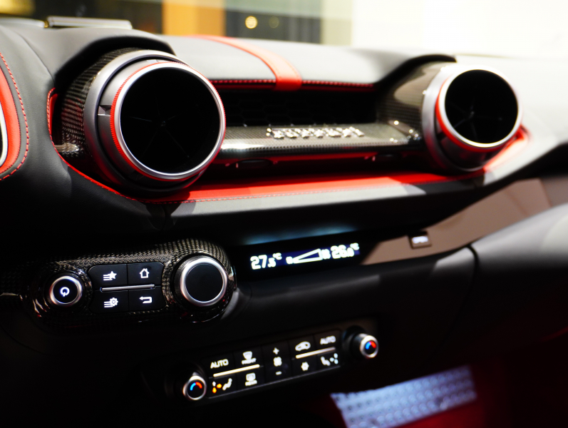 フェラーリ 812 スーパーファスト F1 DCT　正規D車 左H ｶｰﾎﾞﾝﾌｧｲﾊﾞｰﾄﾞﾗｲﾊﾞｰｿﾞｰﾝ+LEDｽﾃｱﾘﾝｸﾞ ｻｽﾍﾟﾝｼｮﾝﾘﾌﾀｰ ﾌﾙ電動ﾃﾞｲﾄﾅｼｰﾄ 純正ﾅﾋﾞ ﾊﾟｰｷﾝｸﾞｶﾒﾗ ｶｰﾎﾞﾝｲﾝﾃﾘｱ ﾊﾟｯｾﾝｼﾞｬｰﾃﾞｨｽﾌﾟﾚｲ 鍛造20AW ﾏｯﾄPPF