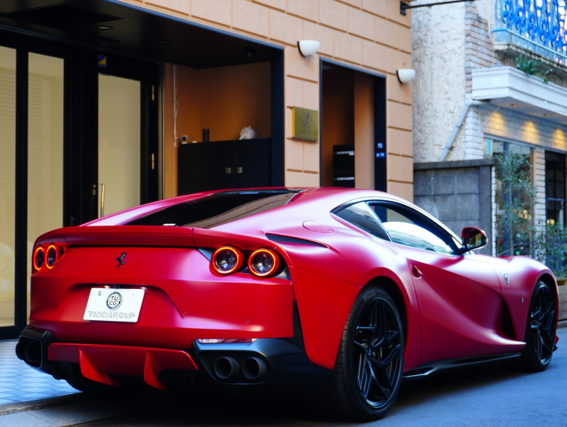 フェラーリ 812 スーパーファスト F1 DCT　正規D車 左H ｶｰﾎﾞﾝﾌｧｲﾊﾞｰﾄﾞﾗｲﾊﾞｰｿﾞｰﾝ+LEDｽﾃｱﾘﾝｸﾞ ｻｽﾍﾟﾝｼｮﾝﾘﾌﾀｰ ﾌﾙ電動ﾃﾞｲﾄﾅｼｰﾄ 純正ﾅﾋﾞ ﾊﾟｰｷﾝｸﾞｶﾒﾗ ｶｰﾎﾞﾝｲﾝﾃﾘｱ ﾊﾟｯｾﾝｼﾞｬｰﾃﾞｨｽﾌﾟﾚｲ 鍛造20AW ﾏｯﾄPPF